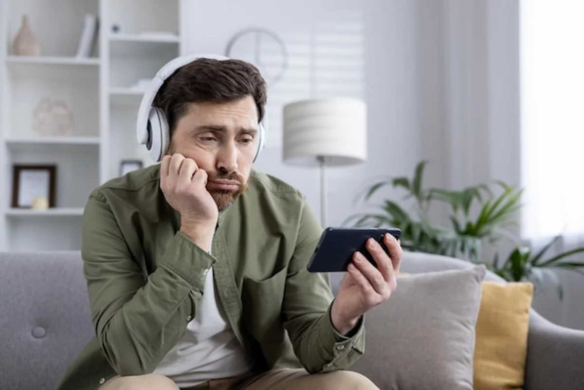 people bored with smartphones at home