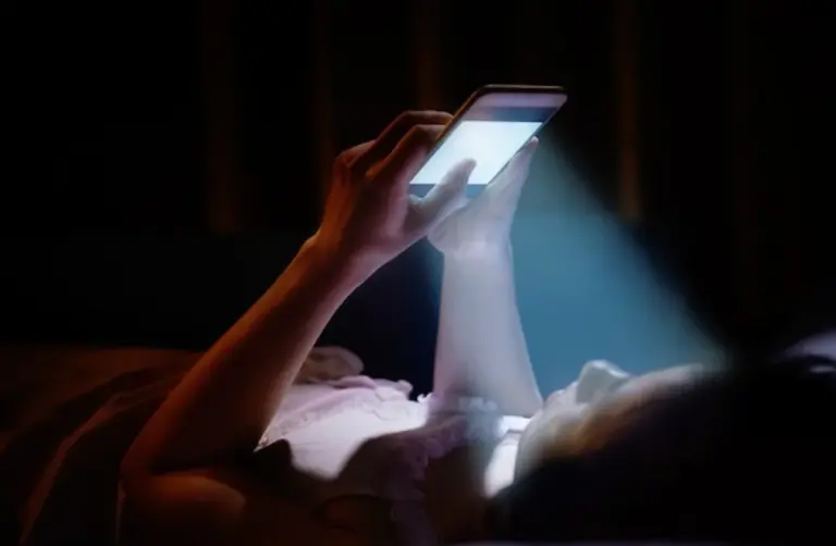 blue light smartphone sleep night