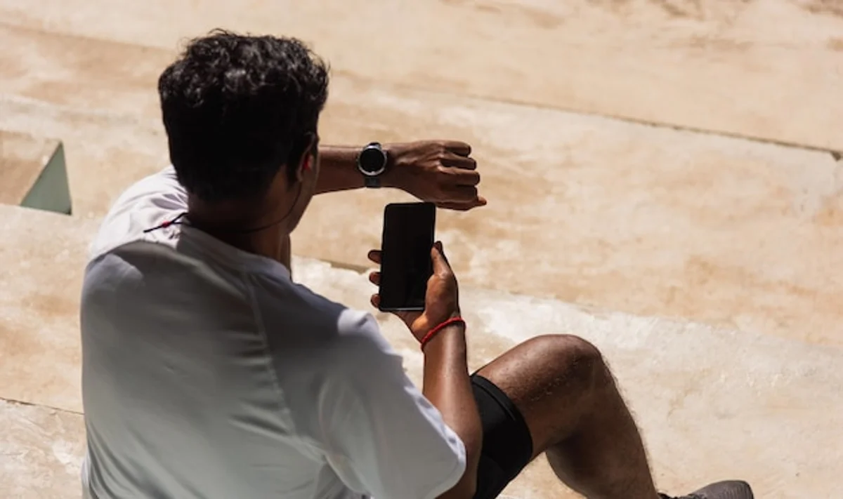 sporty smartphone app runner outdoor modern