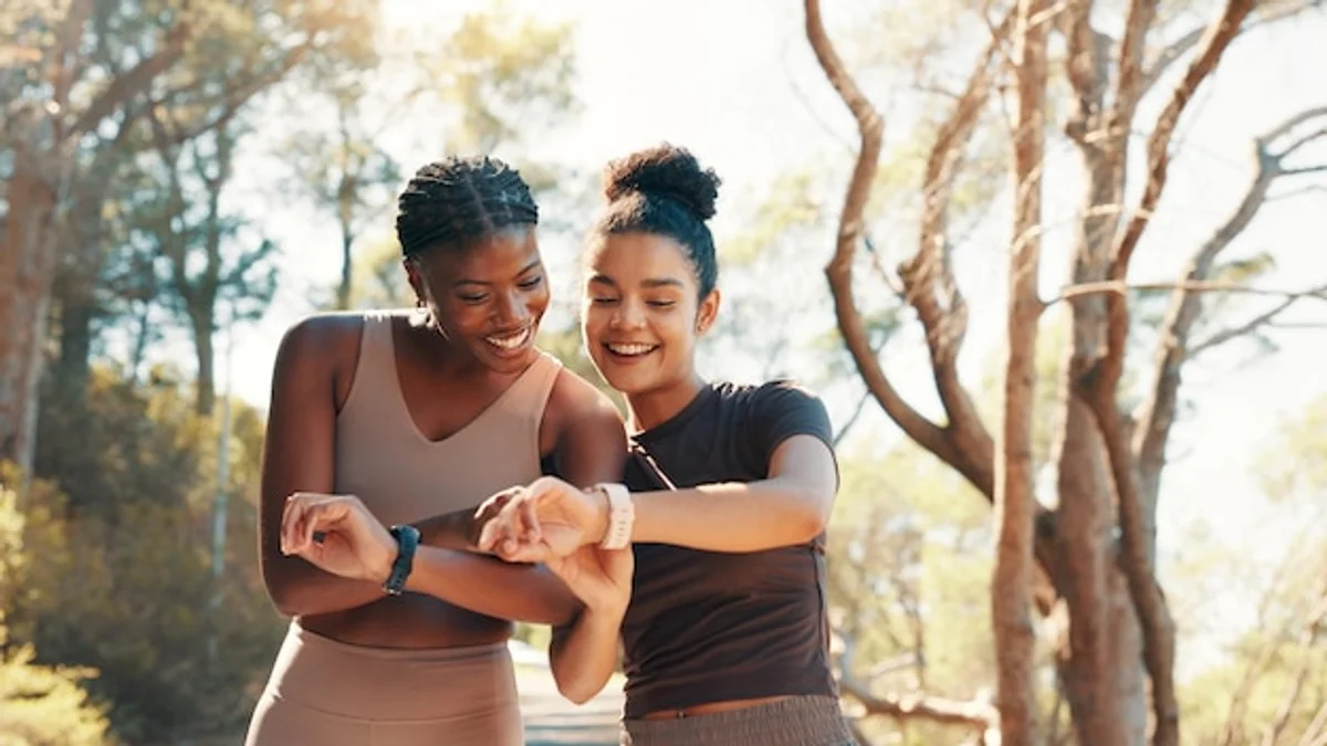 fitness tracker app smartwatch group outdoor running