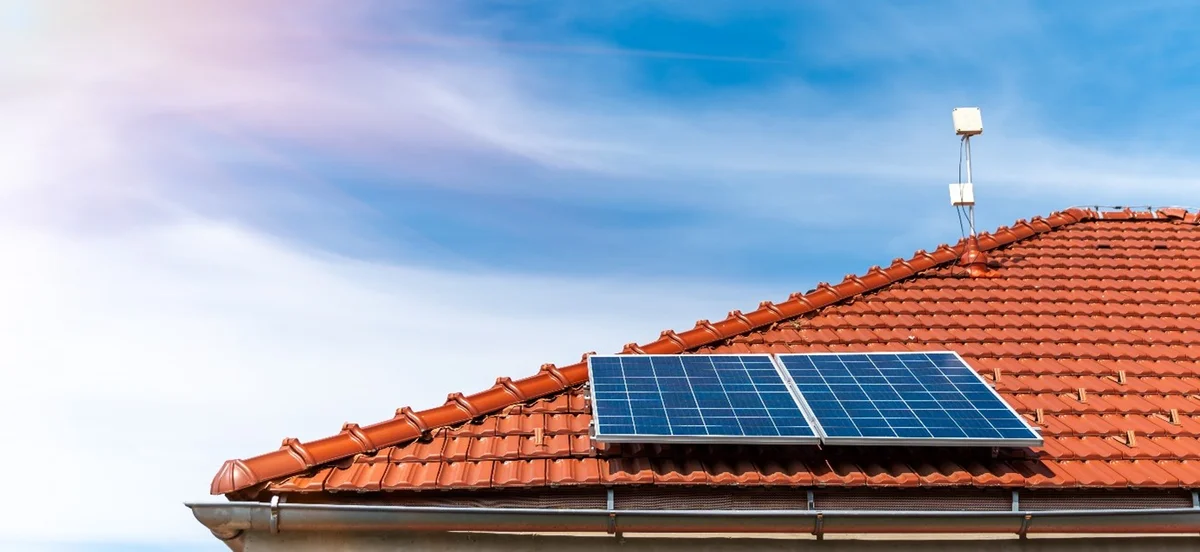 český domácí solární panel na střeše sunny day