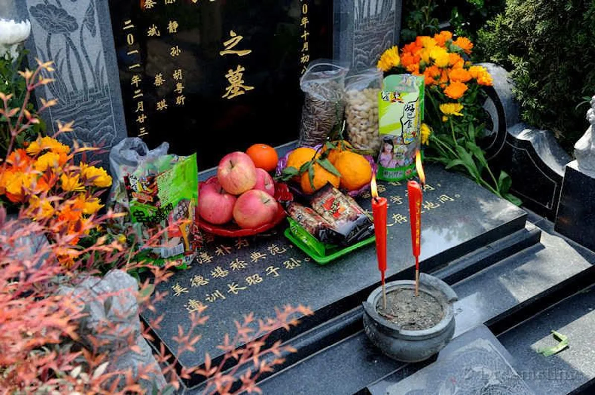 autumn ancestor worship Chinese tradition cemetery family