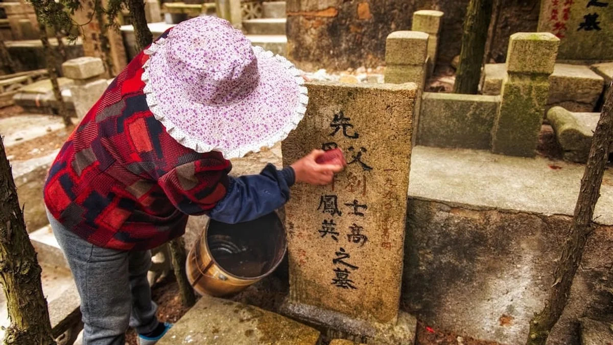 chinese ancestor worship autumn festival cemetery incense