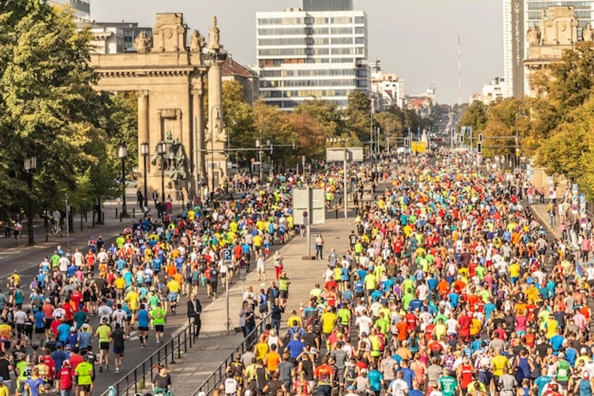 Berlin marathon runners cheering street