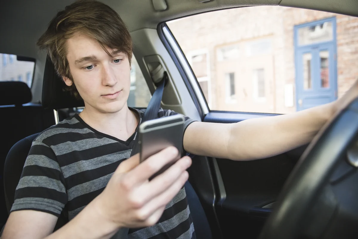 teenager first car distracted driving cz