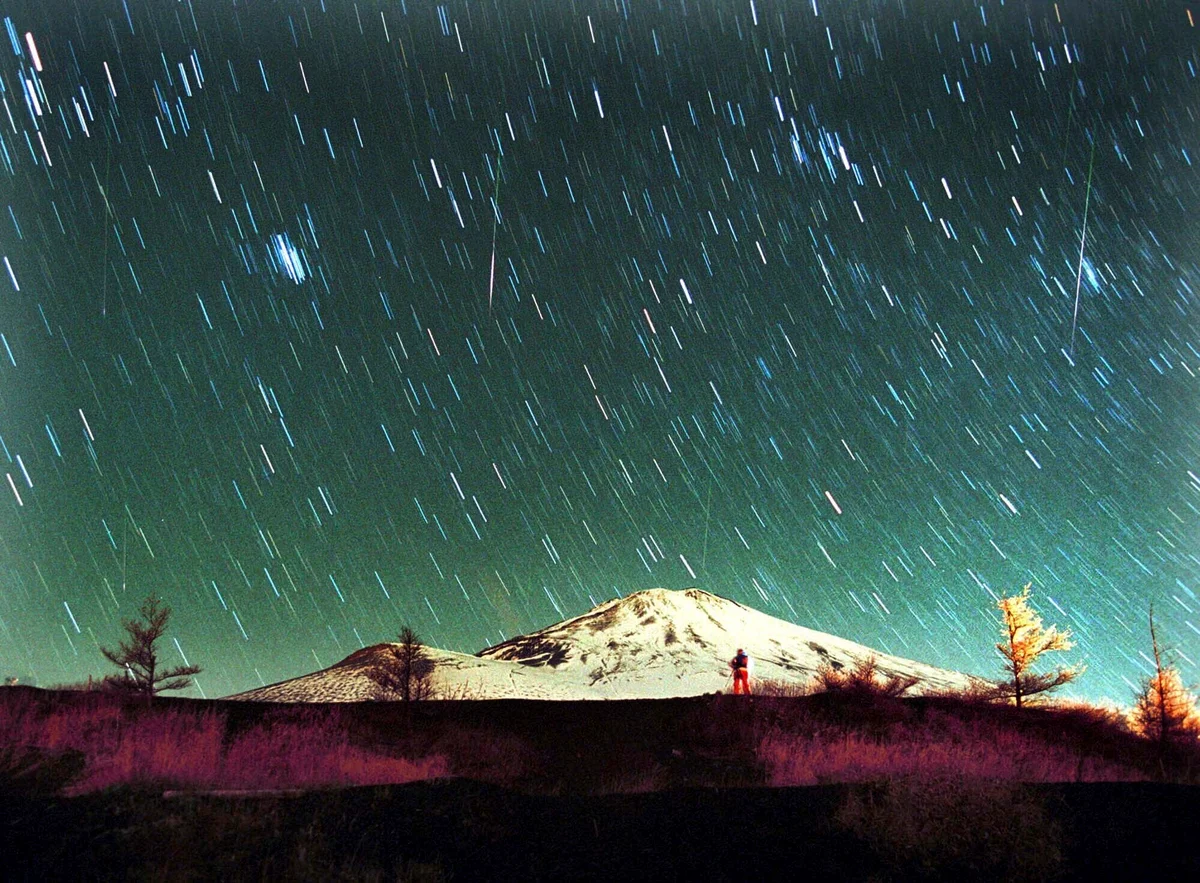 leonid meteor shower over prague night sky