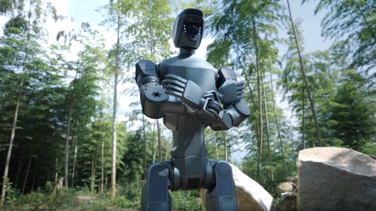 Deep Robotics představuje humanoidního robota se stabilním pohybem v exteriérech