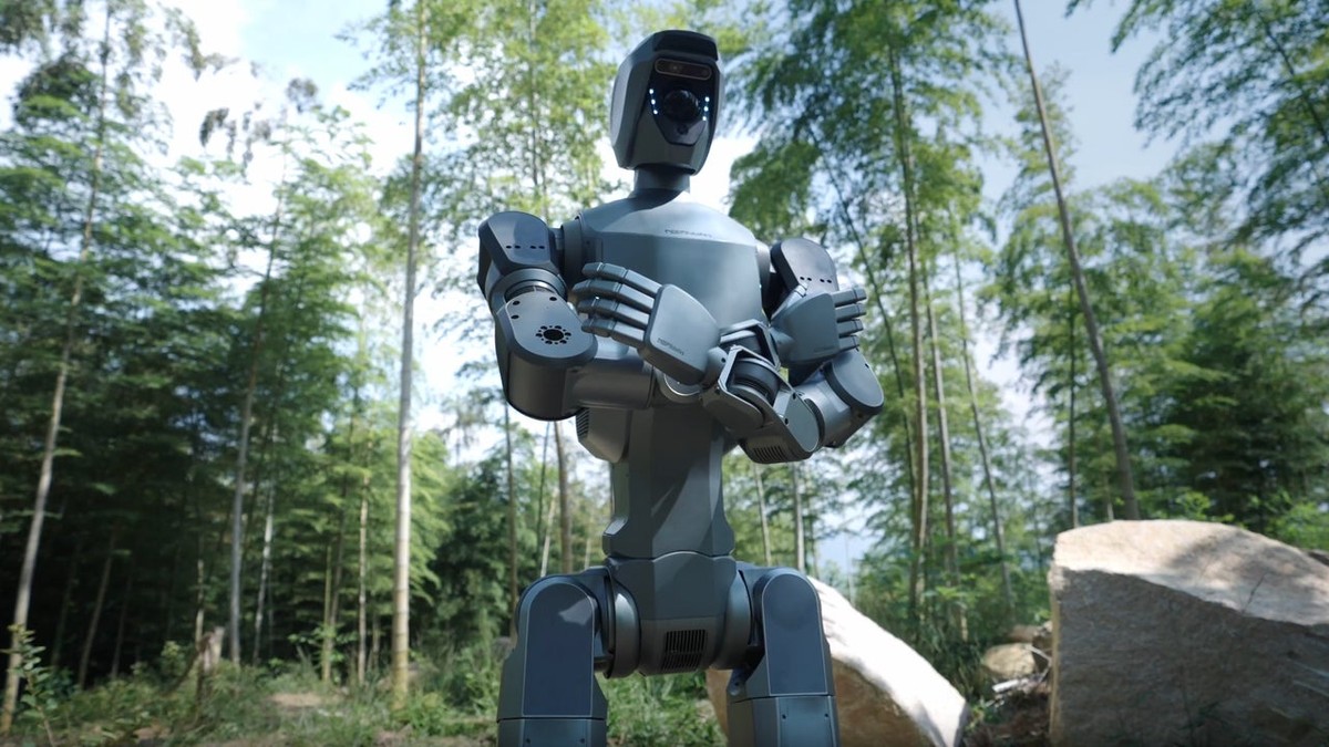 Deep Robotics představuje humanoidního robota se stabilním pohybem v exteriérech