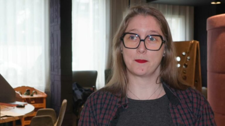 „Mysleli jsme, že umělá inteligence nám pomůže, ne že nás nahradí“: svědectví lidí, kteří přišli o práci kvůli AI