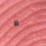 Nejmenší autonomní robot programovatelný v tekutině