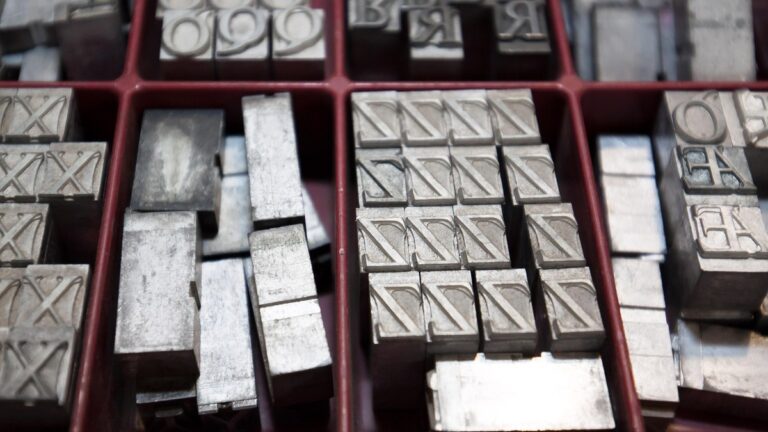 Neobvyklé chování olova v experimentech s částicovými urychlovači