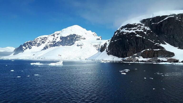 Podmořské údolí kolem Antarktidy: Nové obrátky v oceánské topografii