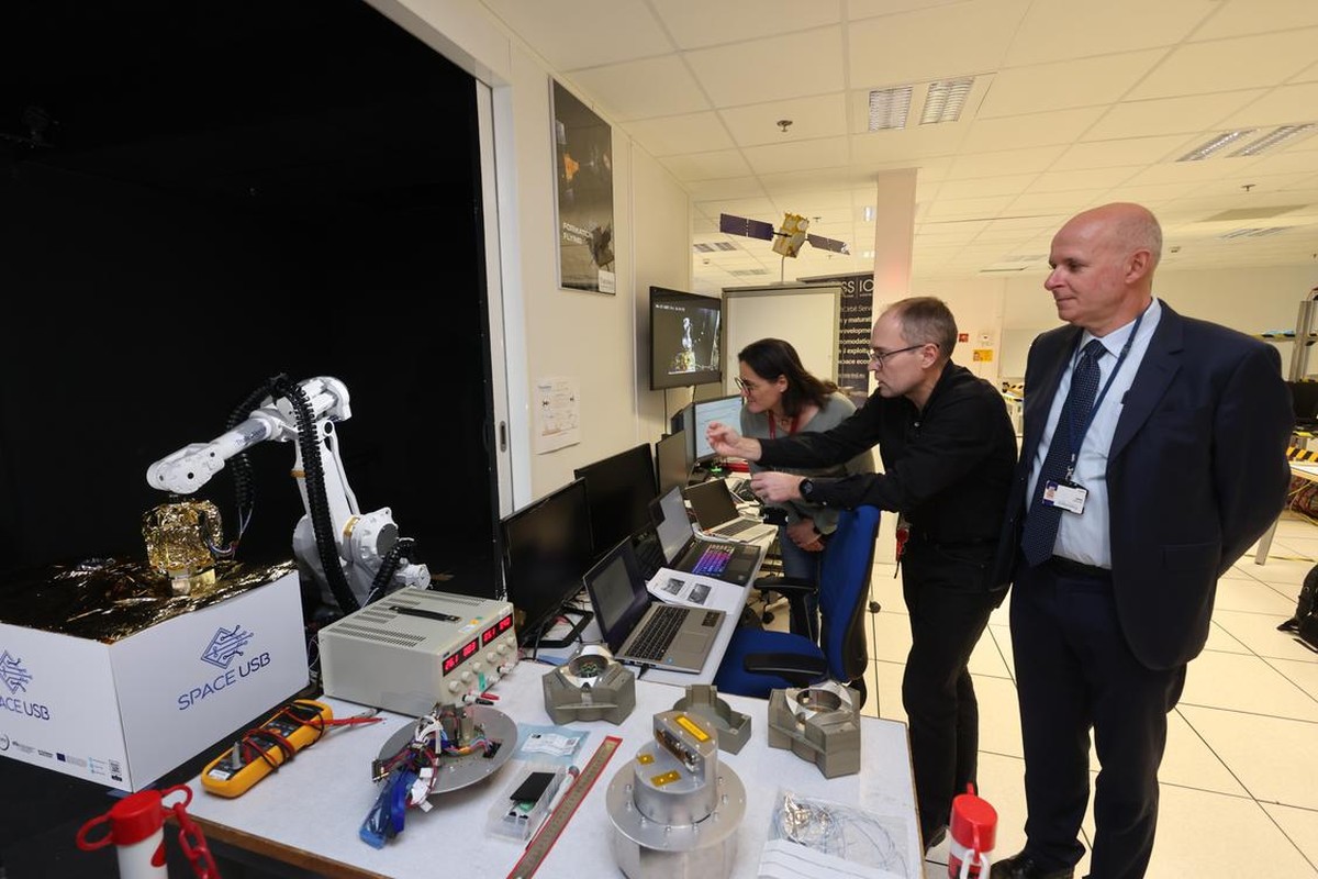 Thales Alenia Space vyvíjí robotizovanou „service station“ pro opravu satelitů v Cannes