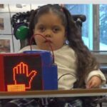 Tým robotiky v Moorheadu vytvořil zařízení ovládané hlavou, aby pomohl prvnímu školákovi zvednout ruku