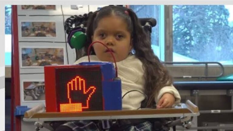 Tým robotiky v Moorheadu vytvořil zařízení ovládané hlavou, aby pomohl prvnímu školákovi zvednout ruku