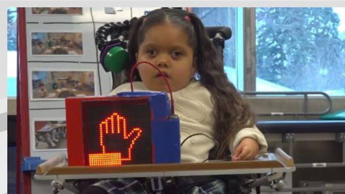 Tým robotiky v Moorheadu vytvořil zařízení ovládané hlavou, aby pomohl prvnímu školákovi zvednout ruku