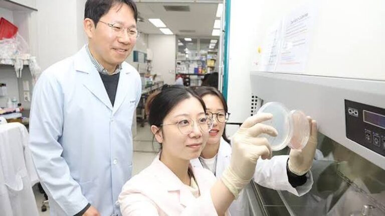 Výzkum mikroorganismů rozkrývá potenciál pro řešení plastového znečištění