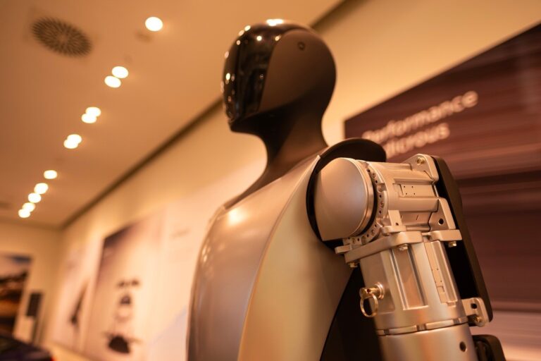 Elon Musk: "Jsme naprogramováni, abychom umírali" – Řešení dlouhověkosti a chirurgové-roboti