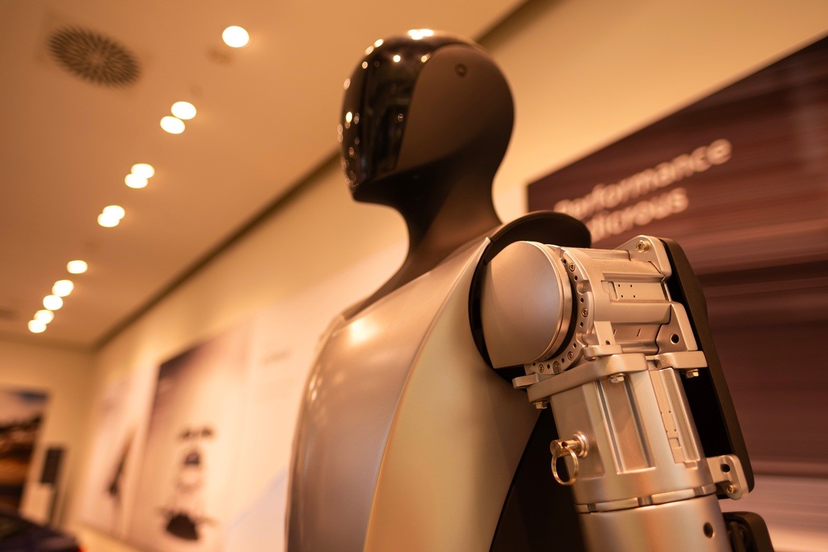 Elon Musk: "Jsme naprogramováni, abychom umírali" – Řešení dlouhověkosti a chirurgové-roboti