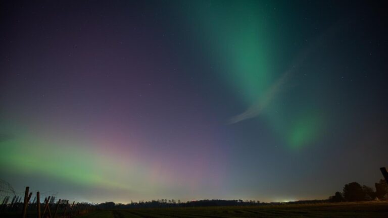 Magické polární záře nad Mülheimem: Nejkrásnější fotografie od čtenářů