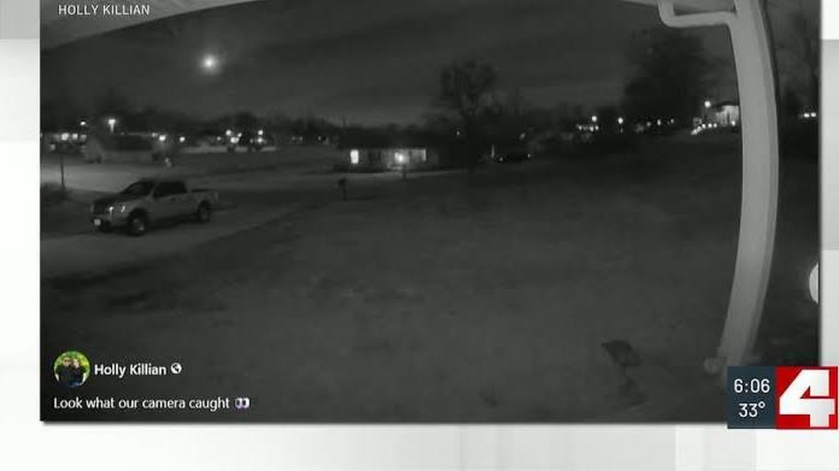 Meteor vytváří ohnivou kouli a sonic boom nad oblastí St. Louis