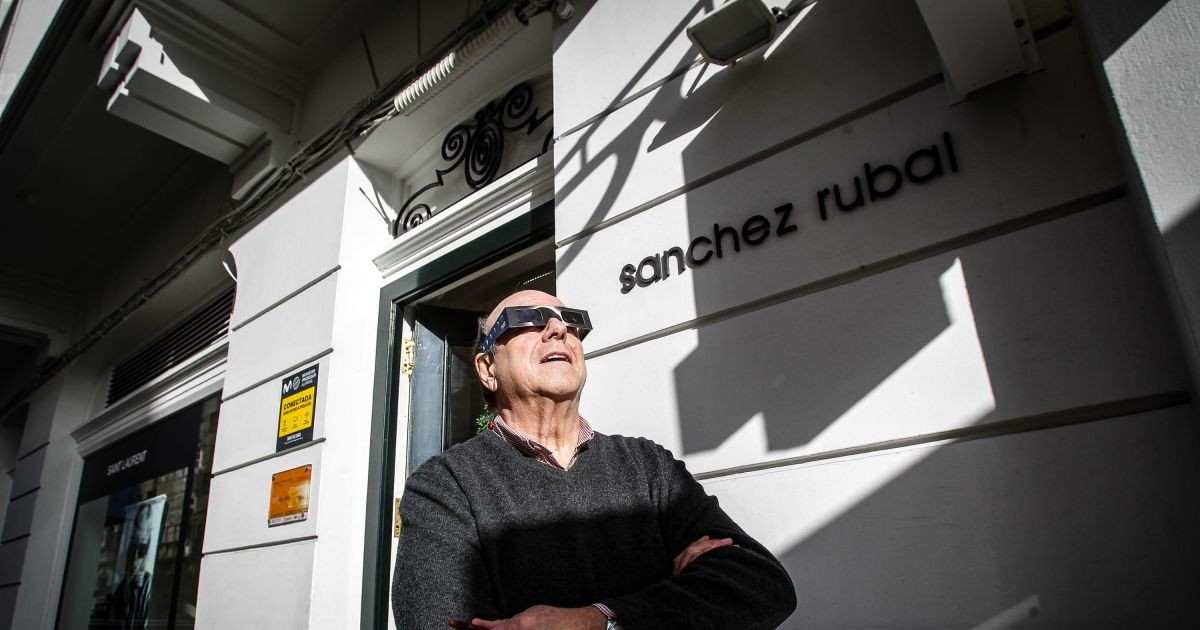 Nejprodávanější vánoční dárek v A Coruña: brýle na pozorování slunečního zatmění