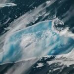 Obrovský ledovec sbírá vodu poblíž Antarktidy