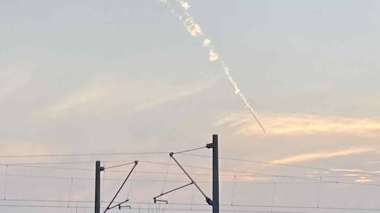 Podivné stopy na obloze nad Falkensee: Vesmírná organizace vysvětluje pozorování