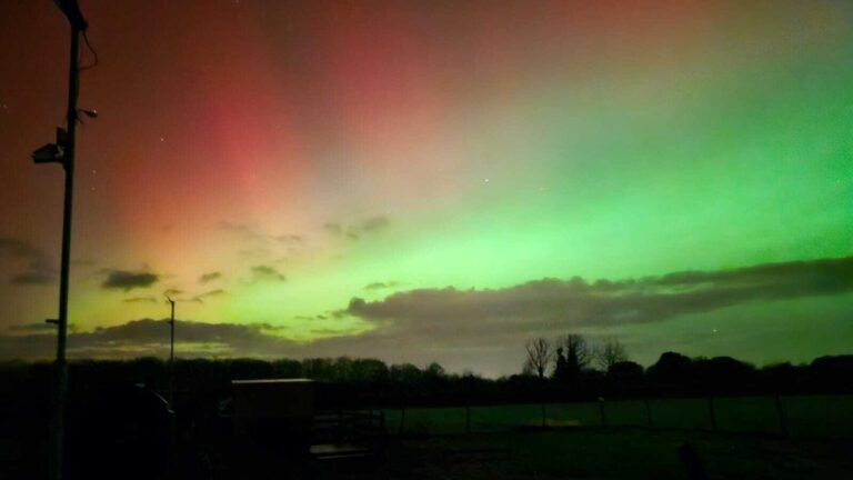 Polární záře osvěcuje oblohu nad Irskem