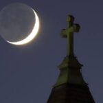 Pozorování měsíce a hvězd na noční obloze