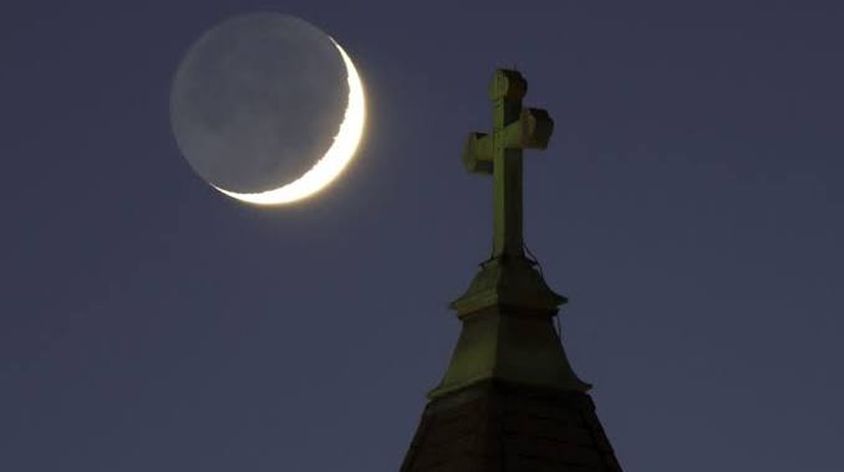 Pozorování měsíce a hvězd na noční obloze