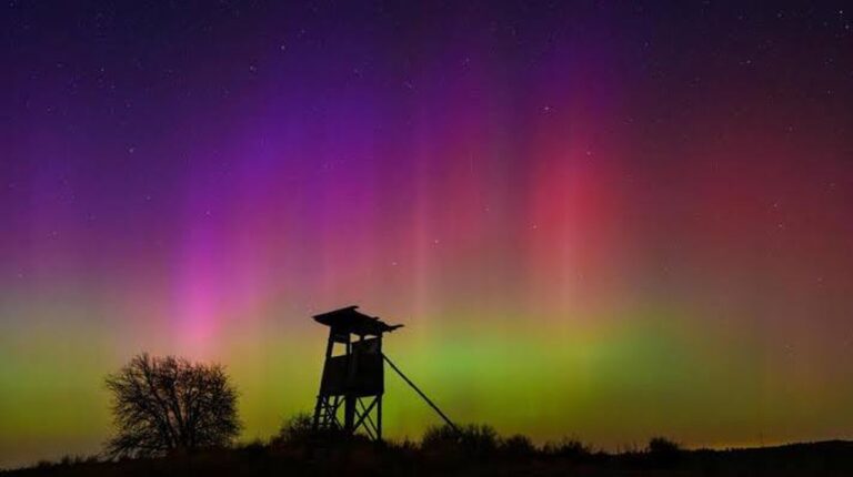 Pozoruhodná polární záře byla viditelná až v předhůří Alp po sluneční bouři