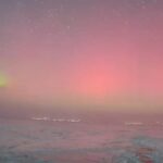 Silné aurory borealis osvětlují jezero Balaton