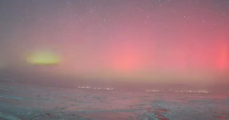 Silné aurory borealis osvětlují jezero Balaton