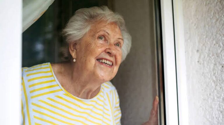 Tajemství dlouhověkosti: Co nás učí století a více žijící lidé?