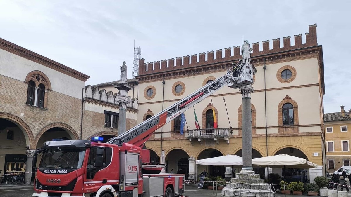 Úlomky z dvou sloupů na náměstí. Místostarosta: "Probíhá kontrola pro zajištění bezpečnosti"