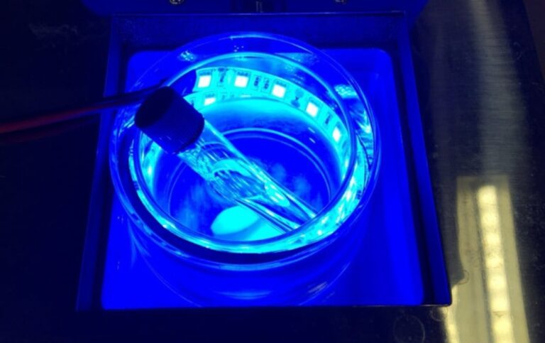 Úspěch Nagojské university: Syntéza přírodních látek pomocí železa a modrého světla bez vzácných kovů